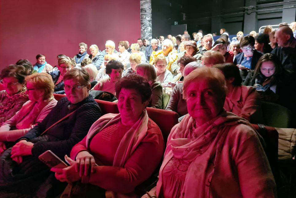 kobiety siedzące na widowni teatru