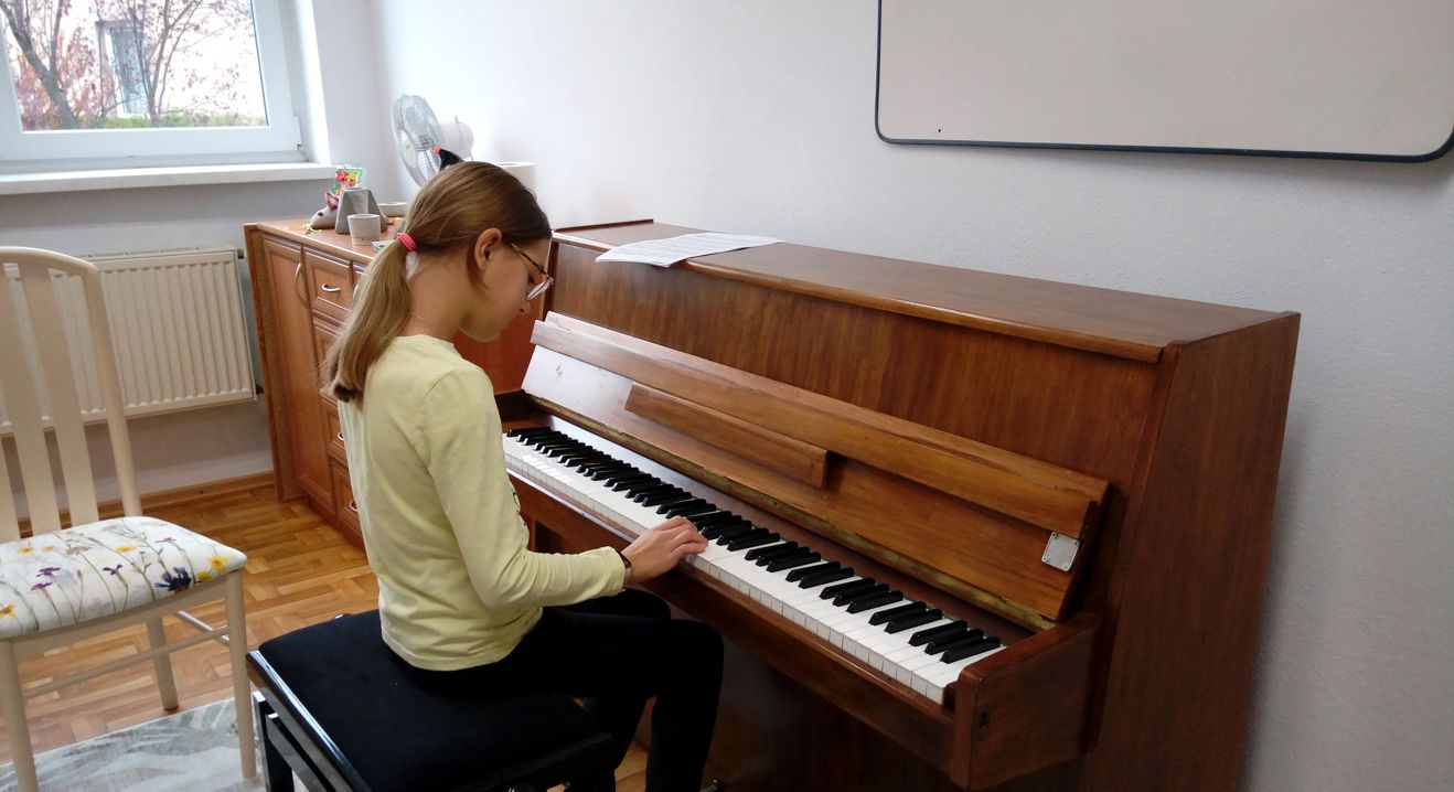dziewczynka grająca na pianinie