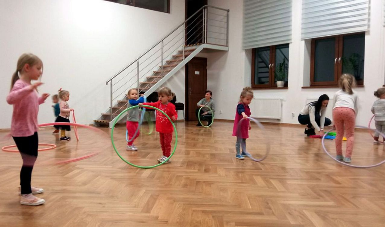 dzieci bawiące się hula hopami