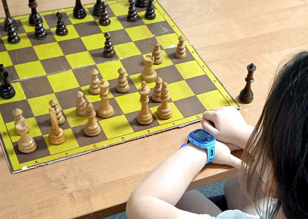 dziecko przy szachownicy