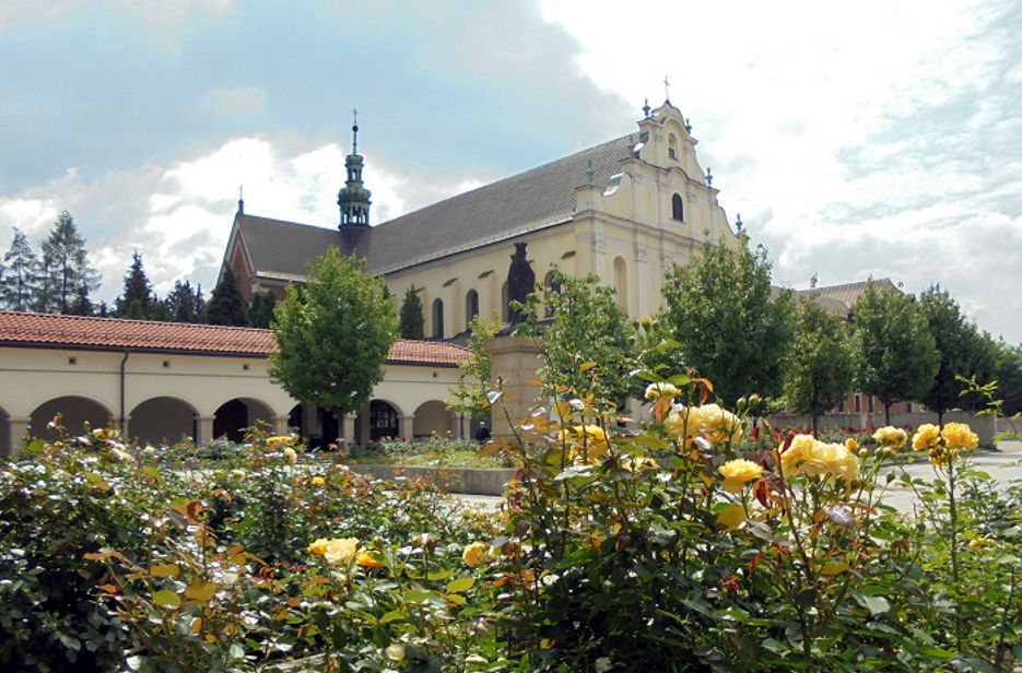  Klasztor Cystersow w Mogile przed nim rabata z jasnymi różami